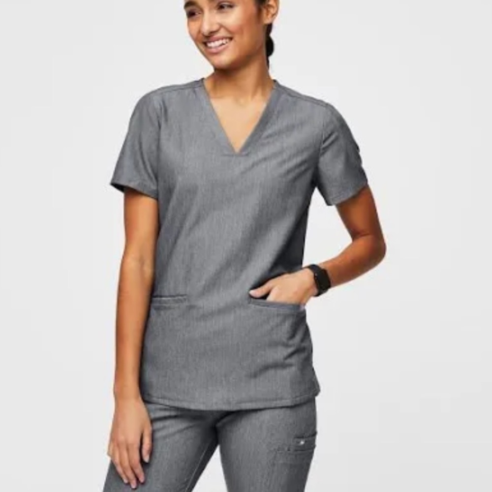 Casma™ Three-Pocket Scrub Top Graphite Grey